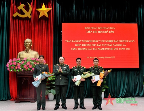 Báo Quân đội nhân dân trao tặng Kỷ niệm chương “Vì sự nghiệp báo chí Việt Nam” và khen thưởng nhà báo xuất sắc năm 2021